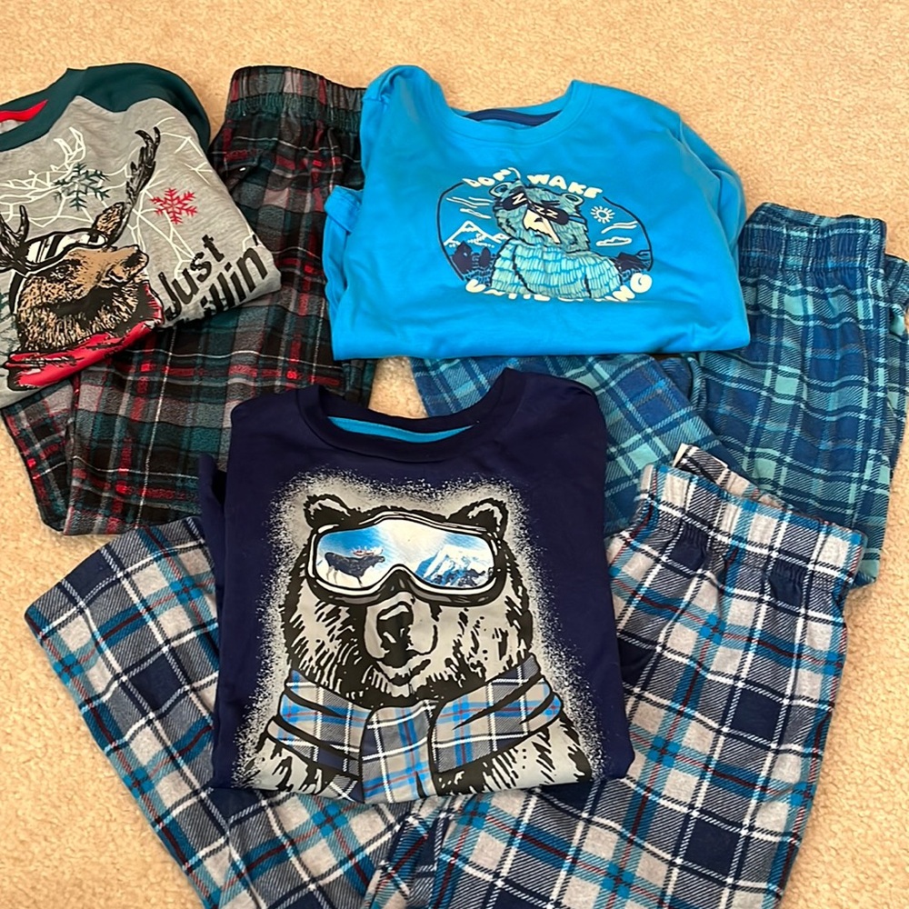 Boy bundle of pajamas- size 6/7